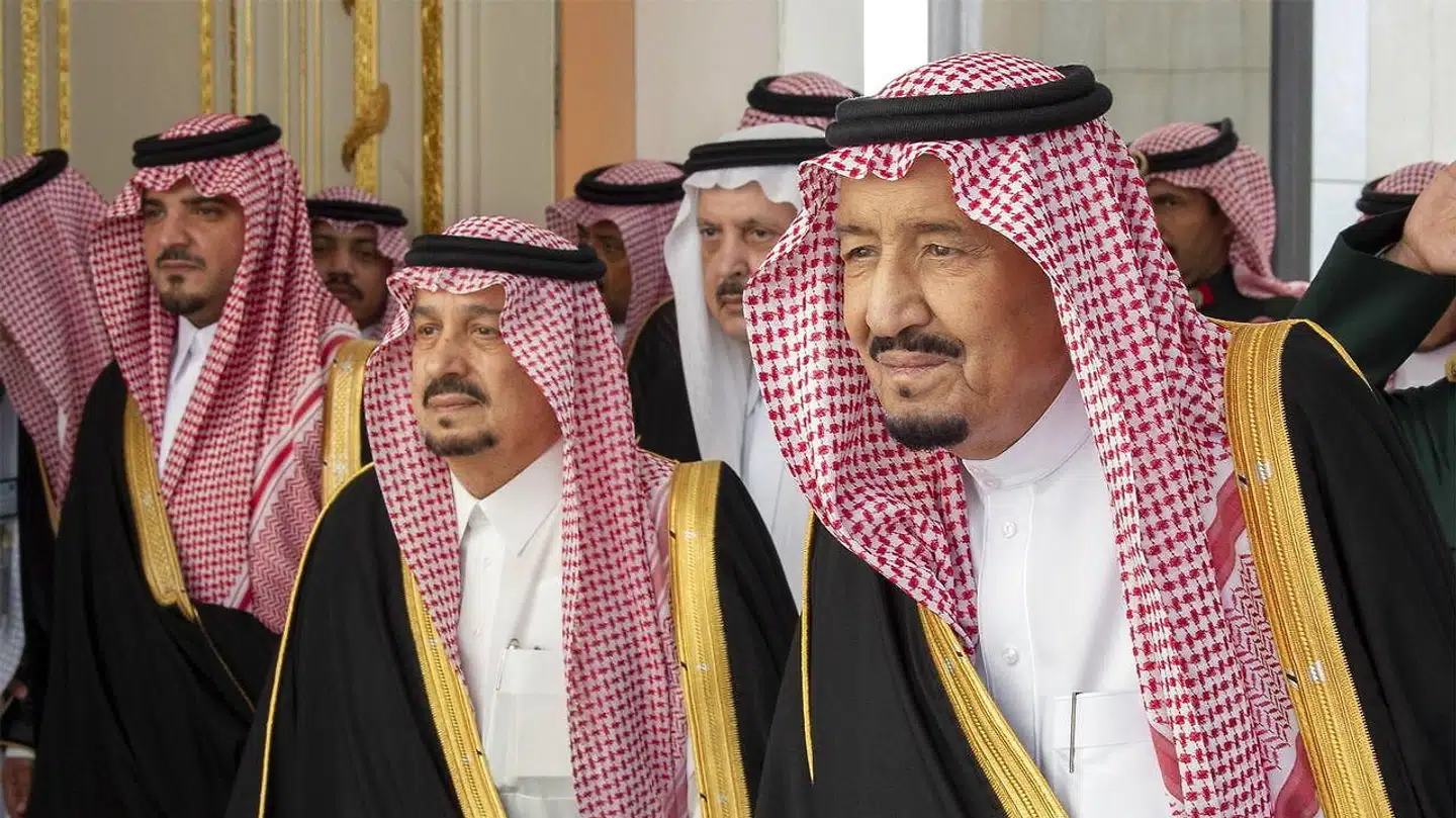 Kong Salman bin Abdulaziz Al Saud (t.h.) ankommer til sin årlige tale for det såkaldte Shura-råd i Riyadh den 19. november.