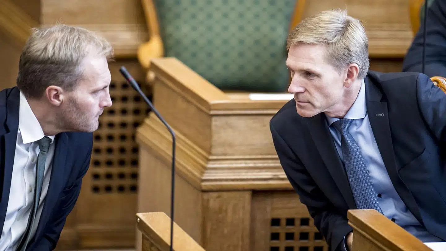 Peter Skaarup (DF) og Kristian Thulesen Dahl (DF) vil i forbindelse med finansloven have ændret registreringsafgiften, så bl.a. grønne biler belønnes. Men det vil også føre til, at meget dyre biler bliver billiger i afgift.