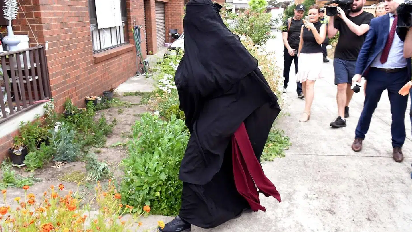 Australske medier stiller spørgsmål til en kvinde, der bor i et af de huse i Melbourne, hvor politiet har slået til mod terrormistænkte.