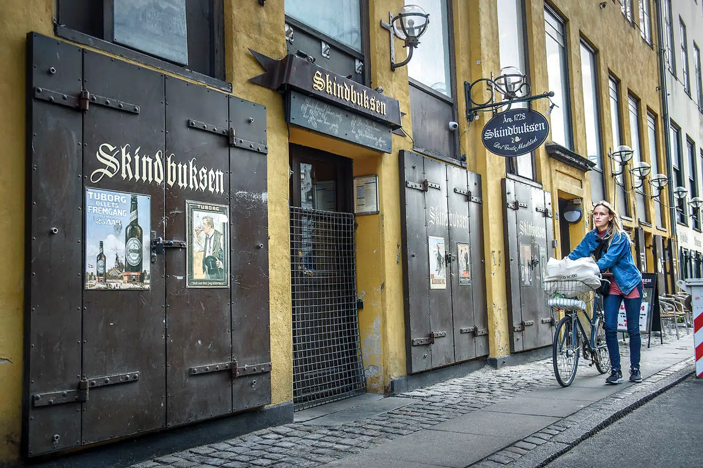 Efter flere måneder med metalgitter for døren og lukkede skodder åbner Skindbuksen igen på torsdag. Bag driften står holdet bag natklubben ARCH. Arkivfoto.