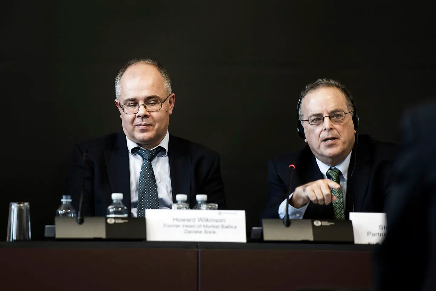 Whistleblower Howard Wilkinson (tv.) kom med en række opsigtsvækkende detaljer, da han talte under den åbne høring om Danske Bank og hvidvasksagen, som foregik på Christiansborg mandag. Her ses han med sin advokat Stephen M. Kohn.