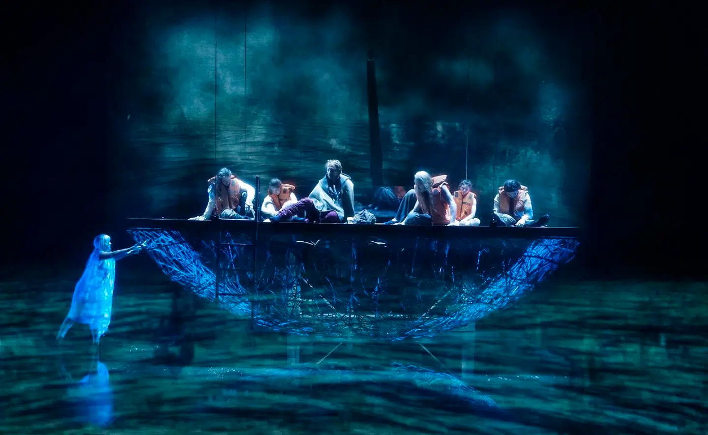 Mikkel Thøgersen (Joen Højerslev) på sejltur, mens Ide (Maria Rossing) blidt skubber på. Et af mange poetiske billeder i »Kongens fald«.