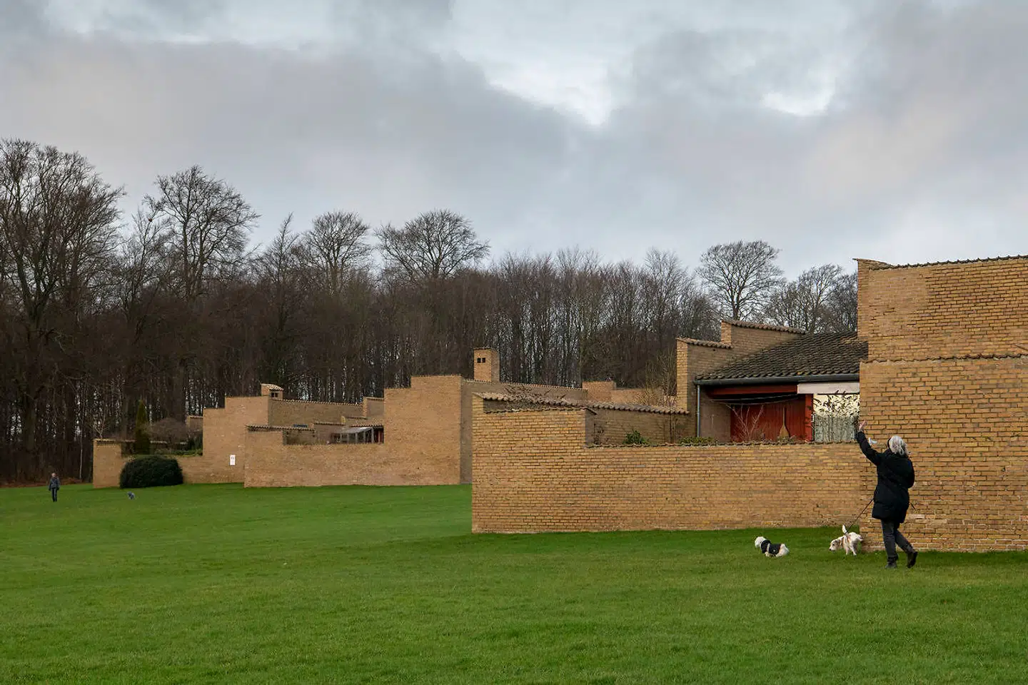 Fredensborghusene er et af Jørn Utzons relativt få realiserede byggerier i Danmark. De er opført i begyndelsen af 1960erne og henvender sig primært til en gruppe mennesker, Jørn Utzon må have følt et slægtskab med: Udlandsdanskere. Bygherre var foreningen Dansk Samvirke.