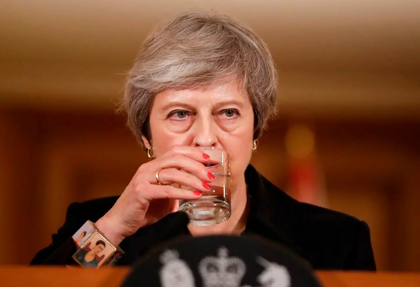 Den britiske premierminister, Theresa May, slås for sin Brexit-aftale og sit eget politiske liv, mens både tilhængere og modstandere af EU er stærkt utilfredse med resultatet af udmeldelsesforhandlingerne i Bruxelles.