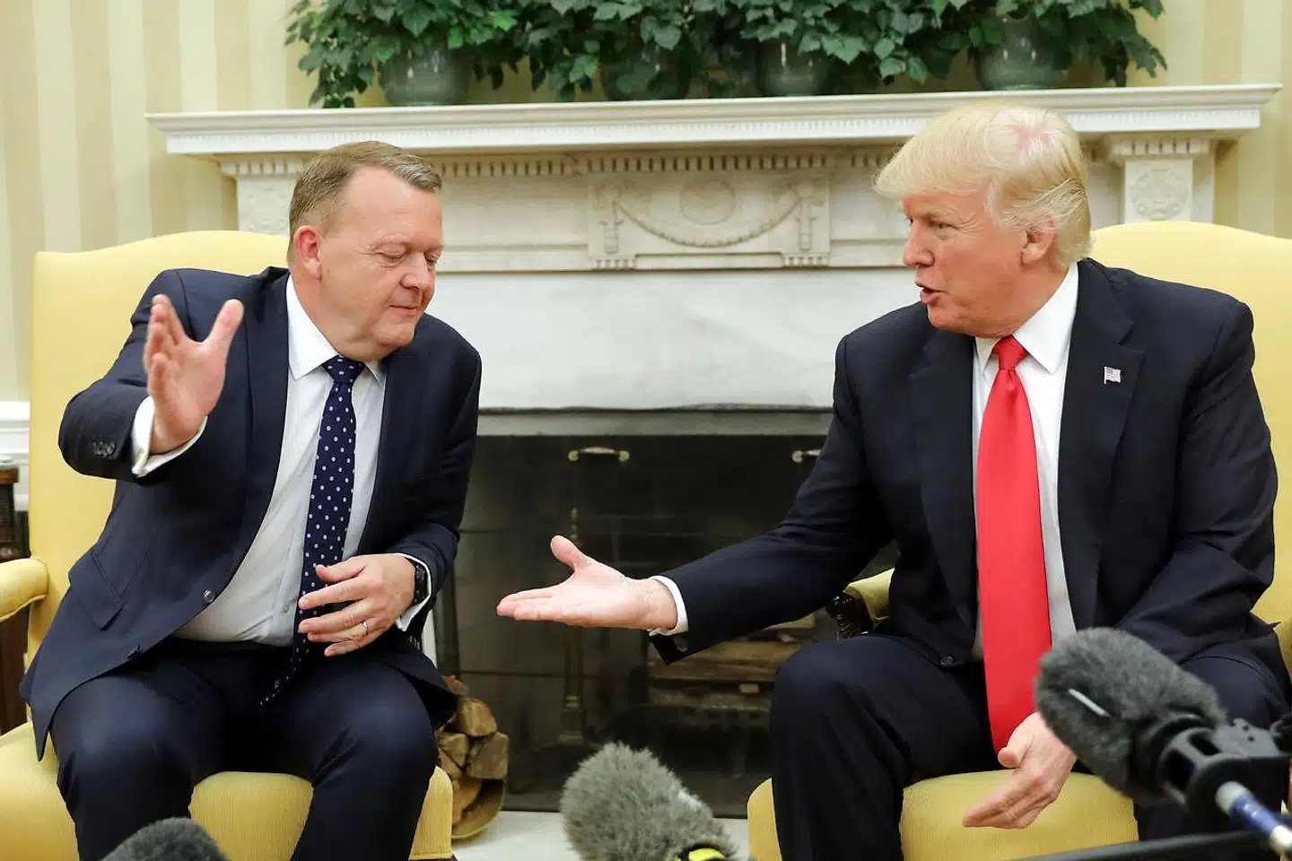 Det vigtigt at forstå, at vores styrke og sikkerhed ligger i vores fælles værdier og interesser – og frem for alt i vores samhandel, skriver USAs ambassadør i Danmark og hendes danske kollega i Washington. Her mødes Løkke og Trump i det Hvide Hus 30. marts 2017.