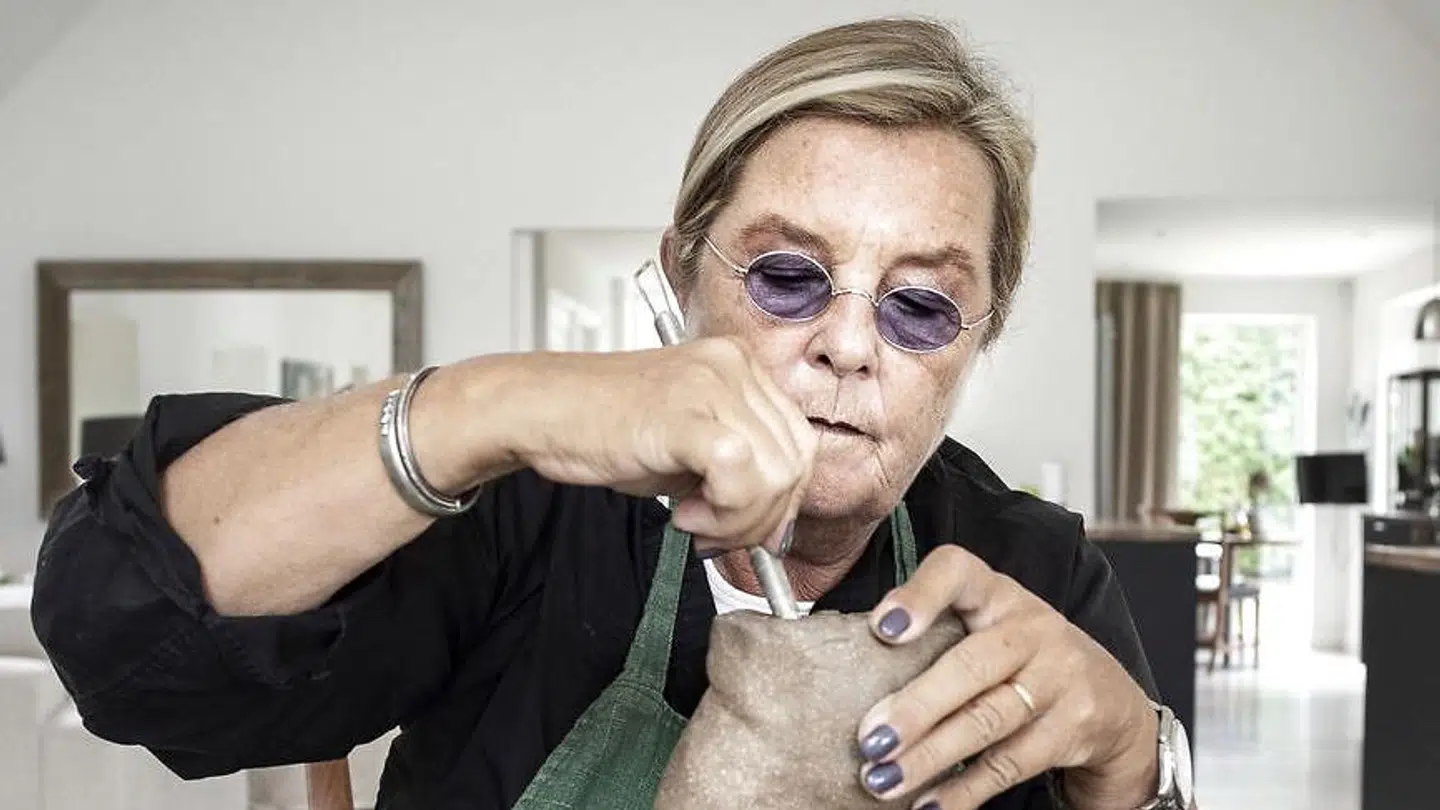 »Nu får hun lidt mere på hofterne for din skyld«. Bitte Kai Rand har vidst, at hun ville lave keramik siden 1975, hvor hun gik på Designskolen. Når hun engang holder op med at designe, vil hun begynde med keramik. Lige nu går hun på keramikkursus to gange om ugen – og så er hun på farmororlov.