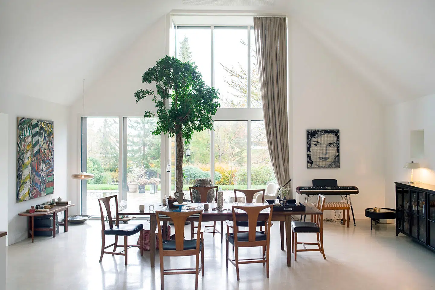 Der skal være masser af lys, højt til loftet og plads til store armbevægelser hos Bitte Kai Rand. Derfor nedlagde de hele første sal, så huset nu kun er i et plan.