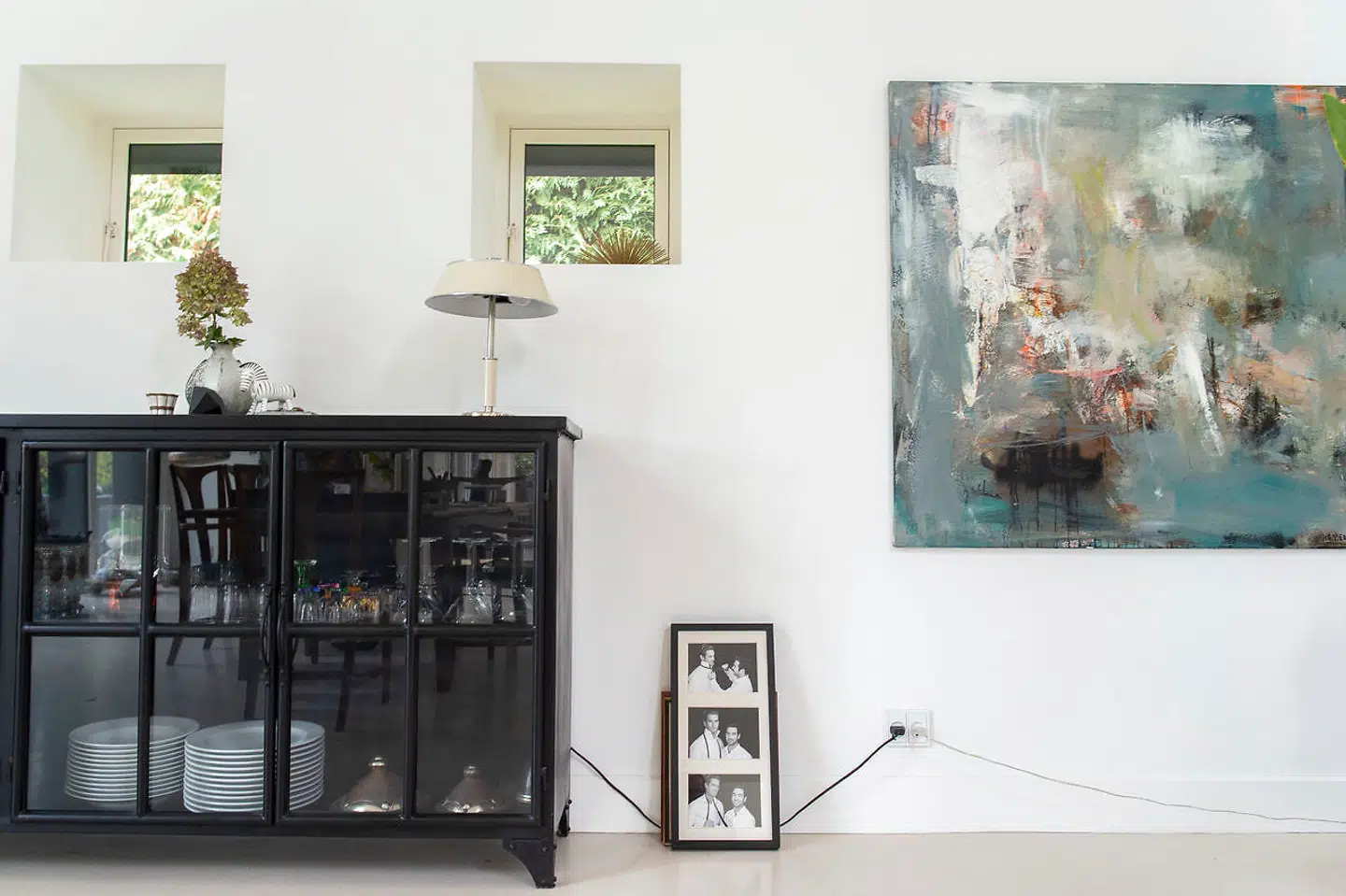 »Jeg har ikke fået lavet vores fotovæg endnu. Der skal jeg have billederne af mine sønner hængende. Fotograf Helle Moes gav mig dem til mit 30-års jubilæum. Hun ved, at jeg elsker Bruce Willis, så hun havde taget en hel fotoserie af mine to sønner, hvor de ligner ham. Jeg har også en Bruce Willis-fortolkning af min mand. Jeg elsker bad boys.«