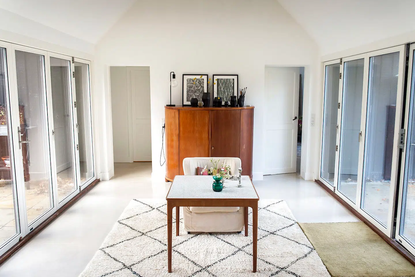 »Jeg føler mig mest hjemme lige her. Vi kalder ikke rummet noget, men min mand og jeg har en stol hver her. Og nej, det er ikke en havestue, det er vores helle.«