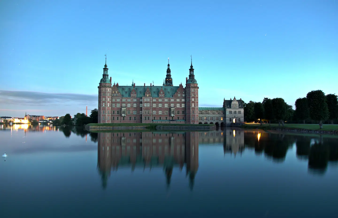 Frederiksborg Slot er hjemsted for Det Nationalhistoriske Museum. Her illustreres Danmarks-historien med portrætter af kendte og kongelige