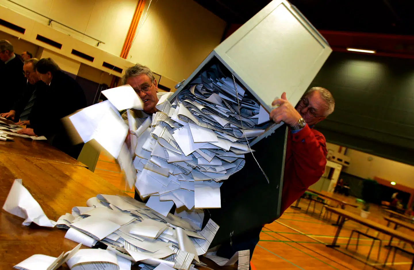 Optælling af stemmer på Fredericias største valgsted Fredericia Gymnasium tirsdag den 8. februar 2005.