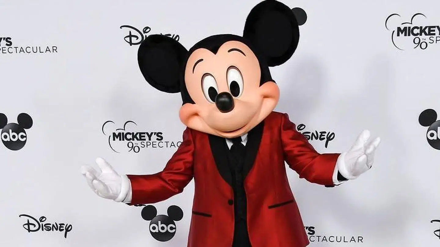 Mickey Mouse kan i dag fejre sin 90 års fødselsdag. Alderen tynger musen, der kæmper med sit bedagede image.