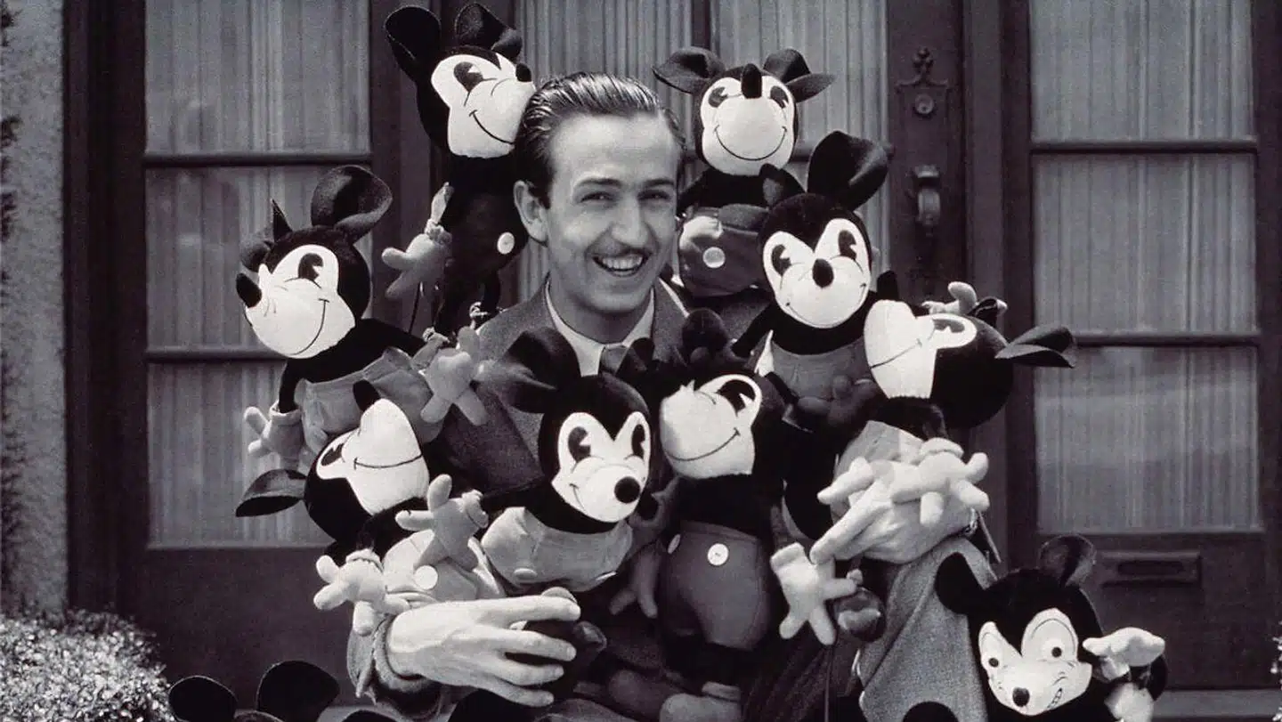 »I dag har Mickey Mouse kun en ren designmæssig kvalitet. Han er et designikon mere end noget andet – det er deri, hans største kvalitet ligger, og det er derfor, han ikke er røget i glemmebogen endnu. Han er ikonisk som en colaflaske, men han er en dødssyg heltefigur. Danskerne har ikke et særligt forhold til Mickey Mouse. Jo, han er en sød og hyggelig dukke, som vi kan købe med hjem fra Disneyland, men der er ingen identifikation med ham,« siger ekspert og TV-vært fra Troldspejlet Jakob Stegelman.