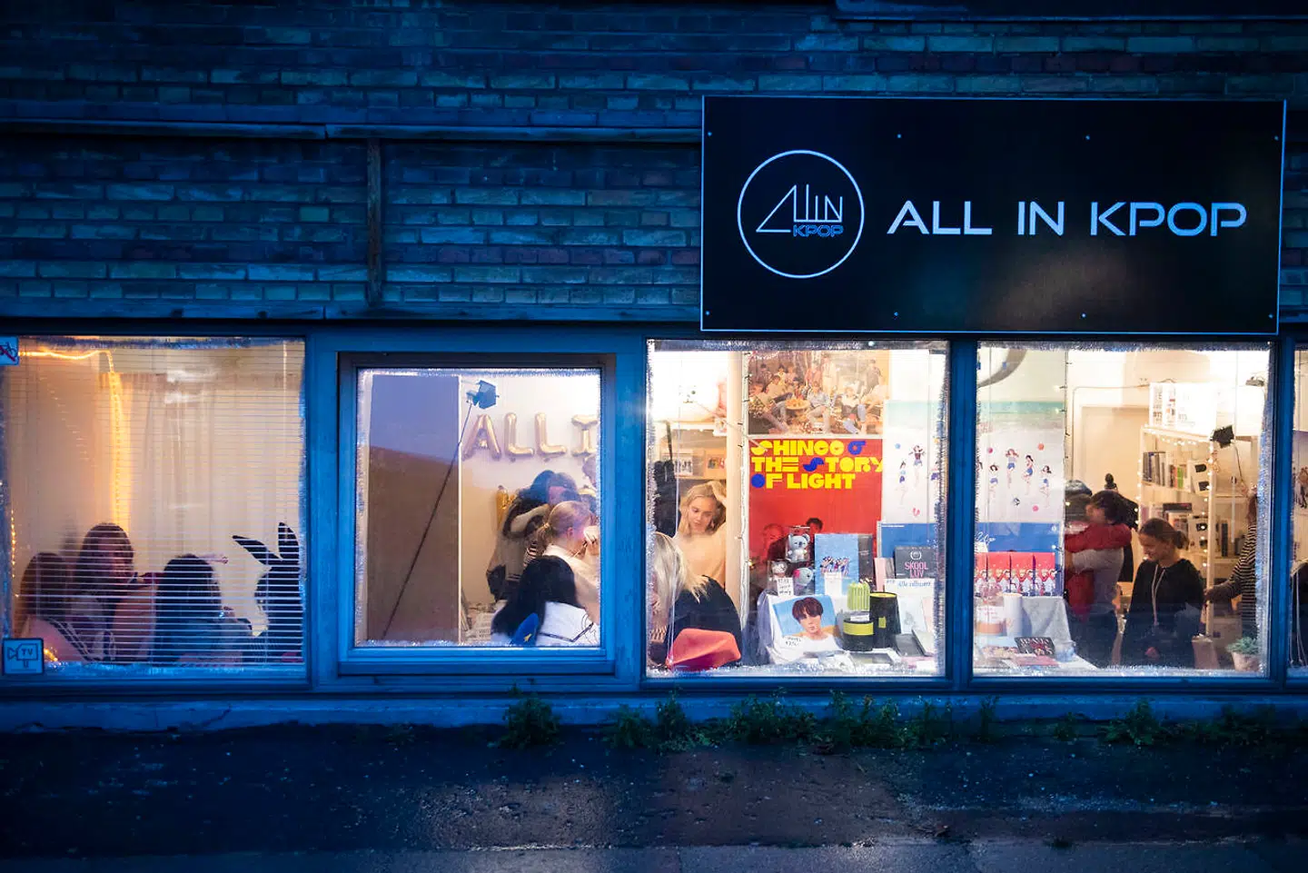Da ejerne af All in K-Pop, Mette Kidal og Lars Christiansen, havde annonceret, at de stillede en K-pop bod op i Kolding, blev de meget overraskede over at opdage, at der kom fans helt fra Esbjerg, Hobro og Vejle for at købe merchandise og plader. Her ses butikken på Østerbro.