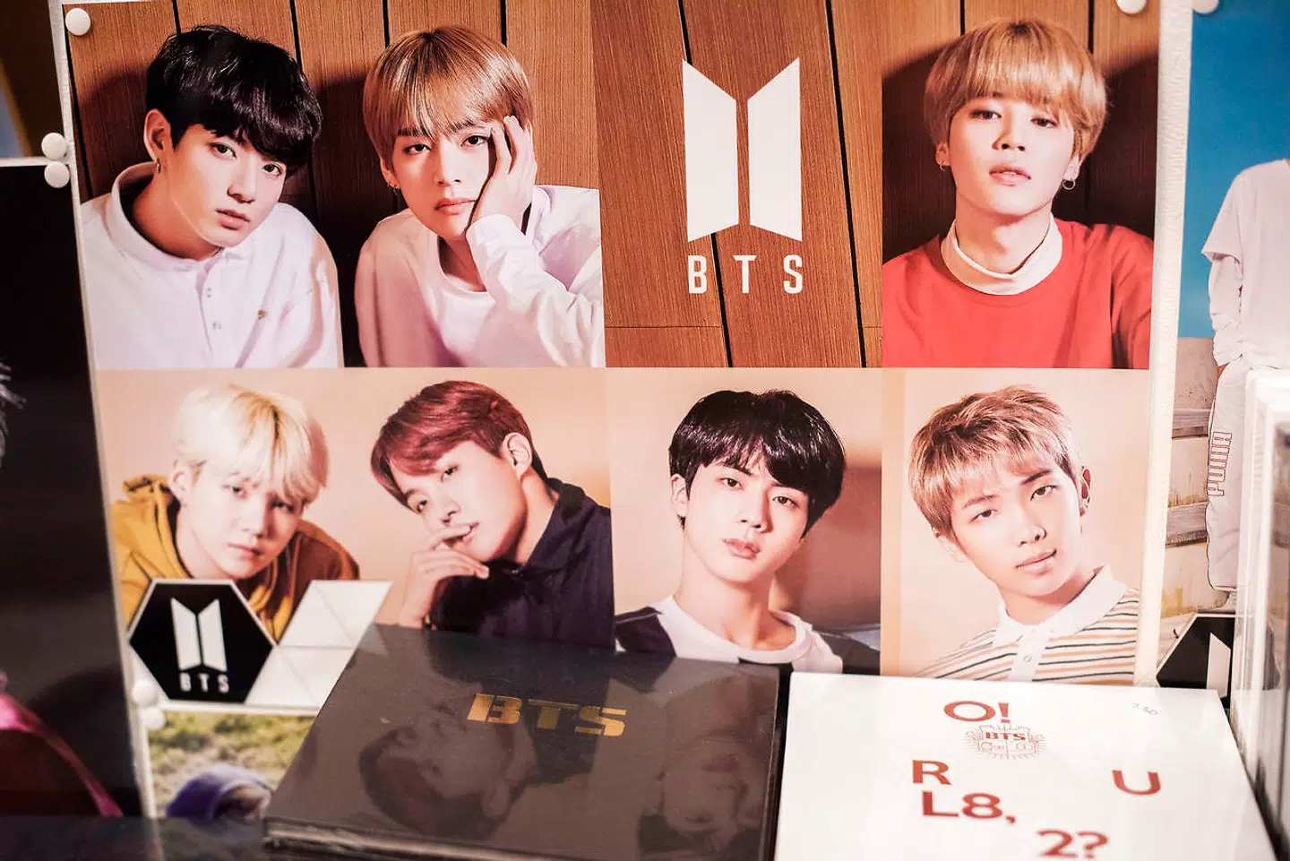 All in K-pop er en ny K-pop-butik i København. Her ses plakater med en af de helt store K-pop-grupper, BTS.