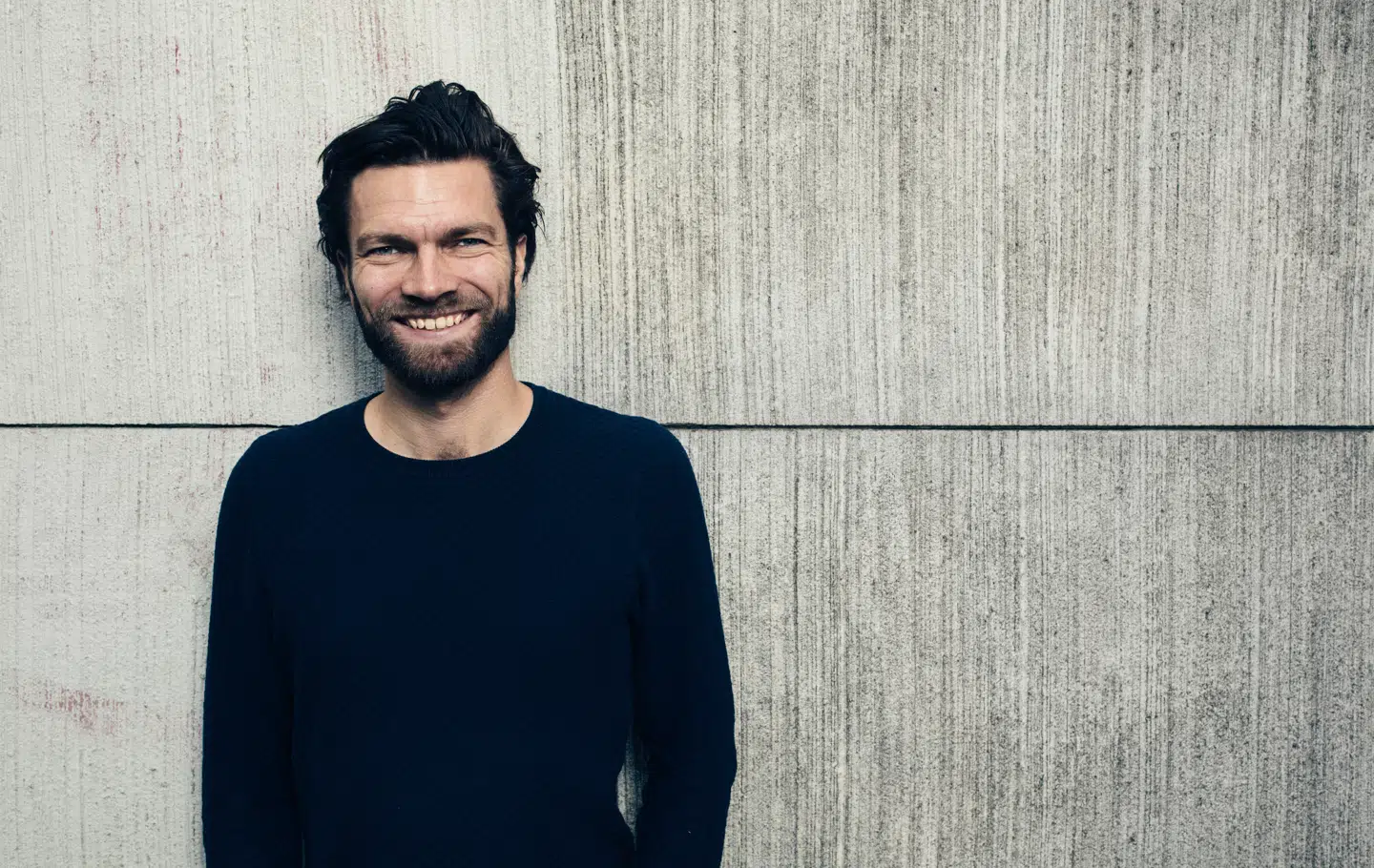 »Nogle nætter, når mine egne to børn græder helt vildt, håber jeg, at de rejser ud i verden meget hurtigt. Men jeg vil virkelig forsøge at opfordre dem til - når de på et tidspunkt står et sted i livet og ikke helt ved, hvad vej de skal - at de skal tage ud og se verden,« siger Thomas Skov.