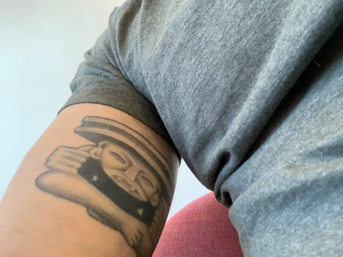 I Mexico fik Thomas Skov lavet en tatovering på armen. »Det var skønt at ringe hjem og sige, at jeg havde fået en tatovering og høre, hvor tavst der blev i den jyske ende af telefonen,« siger han.