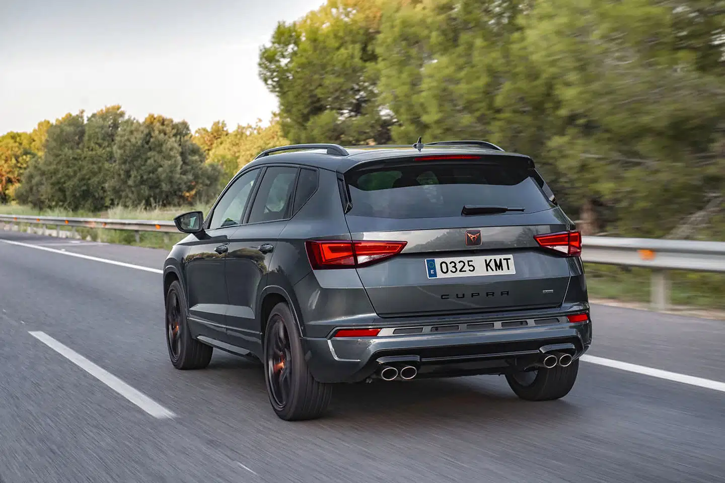 Cupra har givet los på de visuelle virkemidler i tilfældet Ateca. De fire afgangspiber til udstødningen er en markant performance-attitude-underbyggende detalje. Foto: PR
