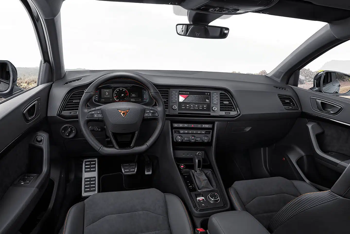 Kabinen er ikke ændret nævneværdigt i forhold til den almindelige Ateca - men sportssæder og det kobberfarvede logo i midten af rattet er unikt for Cupra Ateca. Foto: PR