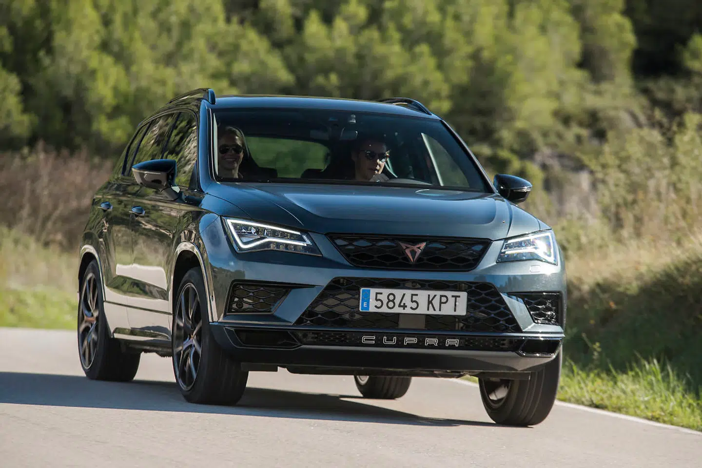 Den dynamiske undervogn er unik for Cupra, og den betyder, at selvom Ateca er en halvhøj SUV, så opfører den sig som en GTI i kurverne. Det imponerer, og det er det Cupra handler om - at levere kompromisløs performance. Foto: PR