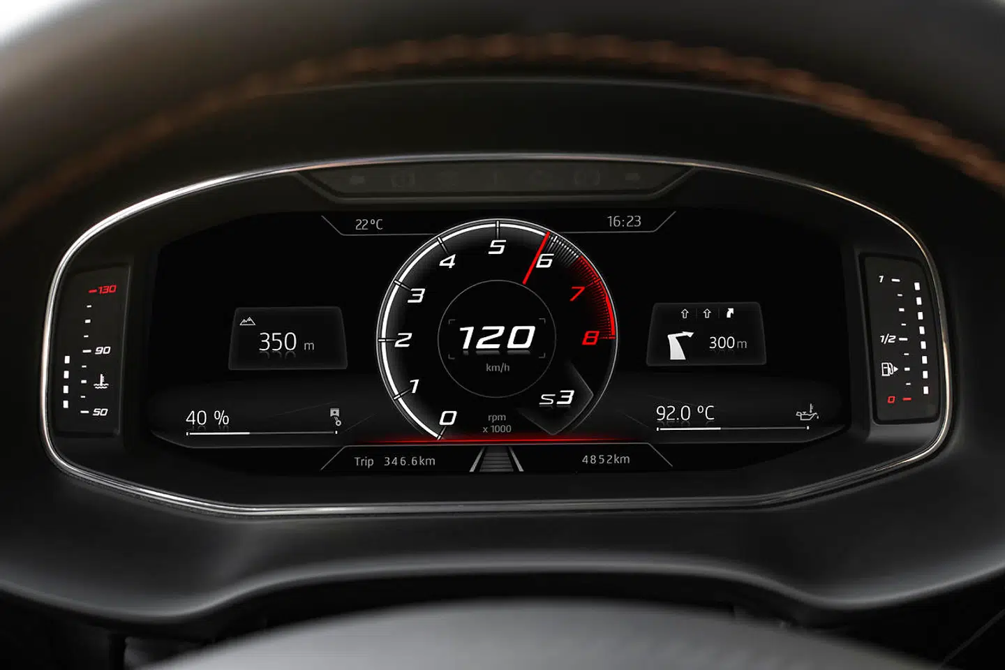 Det digitale speedometerarrangement er standard i Cupra Ateca. Man kan ændre på designet, men denne indstilling med stor omdrejningstæller og digitalt speedometer matcher bilens præstations-DNA bedst. Foto: PR