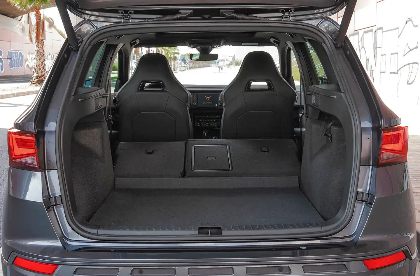 Selvom Cupra Ateca er en performance-SUV, så er den lige så rummelig og praktisk anvendelig som en almindelig Seat Ateca. Foto: PR
