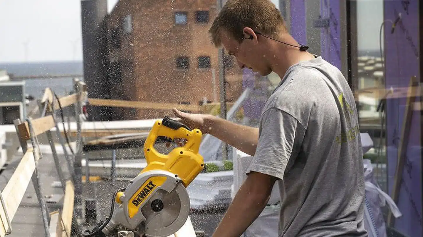 Flere og flere danskere udfører selv større arbejder på deres boliger, men man skal være opmærksom på, hvilke opgaver man dog ikke selv må give sig i kast med.