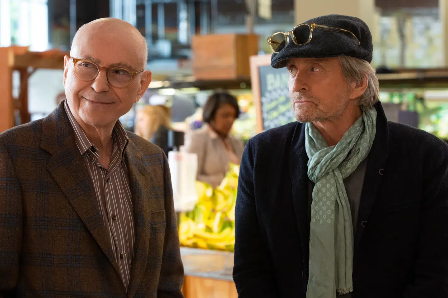 Norman (Alan Arkin) og Sandy (Michael Douglas) skal finde deres ben efter veninden Eileens død. Foto: Netflix