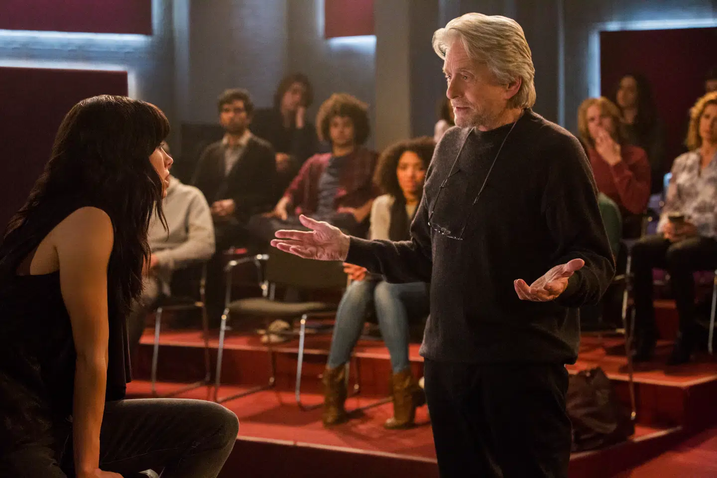 Sandy (Michael Douglas) lærer de unge skuespillere at trække på deres egne livserfaringer – så godt som det nu kan lade sig gøre for en 20-årig. Foto: Netflix