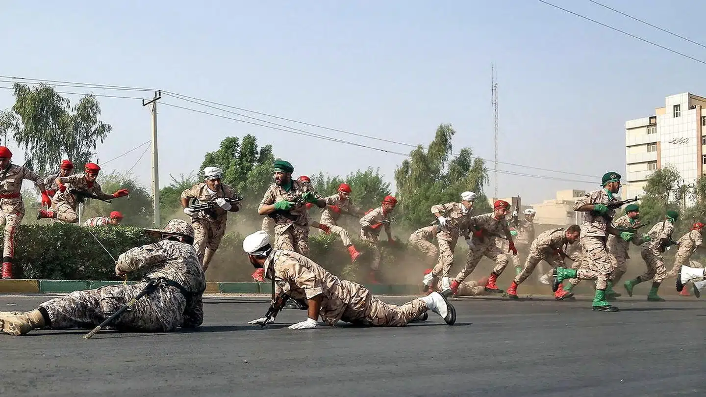 22. september i år blev en militærparade i Iran ramt af et terrorangreb i byen Ahvaz i det sydlige Iran. Mindst 25 blev dræbt af bevæbnede gerningsmænd. Det iranske styre sætter organisationen ASMLA (Arab Struggle Movement for the Liberation of Ahvaz) i forbindelse med angrebet. I øjeblikket er tre ASMLA-medlemmer fra Ringsted under PET-beskyttelse.