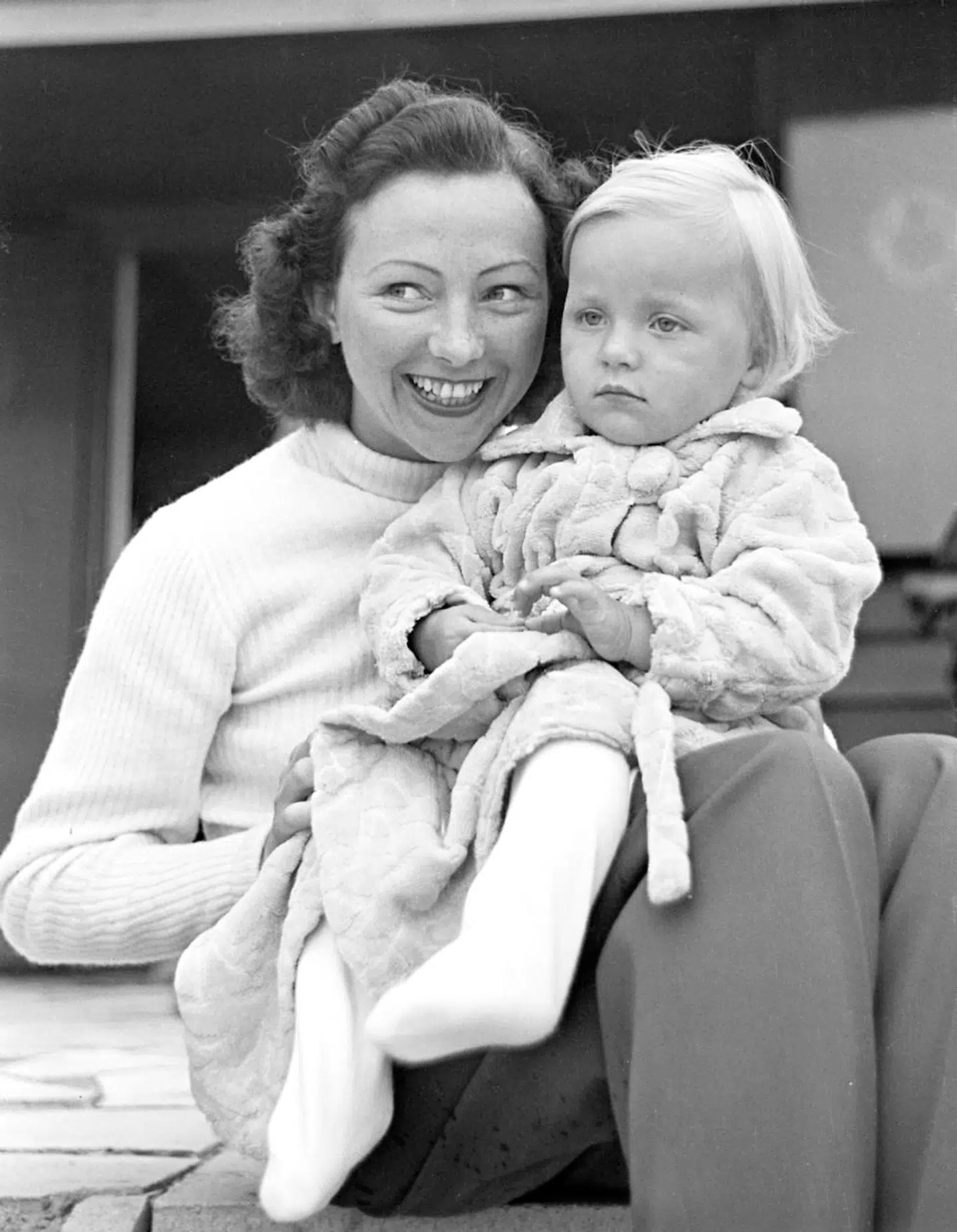 Med moderen, skuespillerinden Margguerite Viby, 1940.