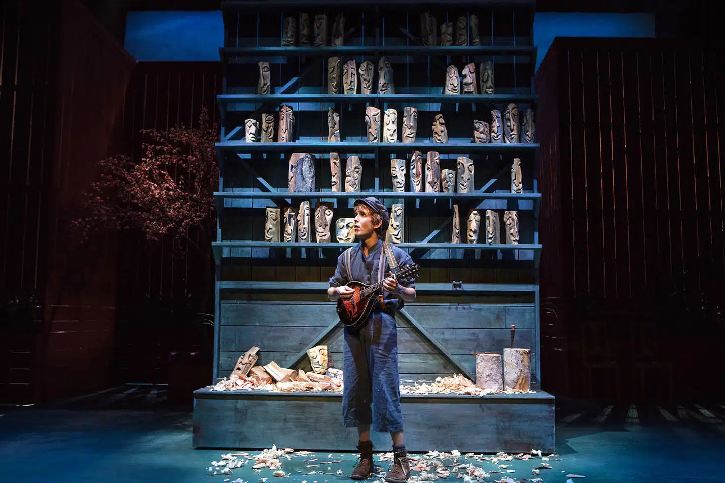 Michael Slebsager som Emil i værkstedet omgivet af sine træmænd.