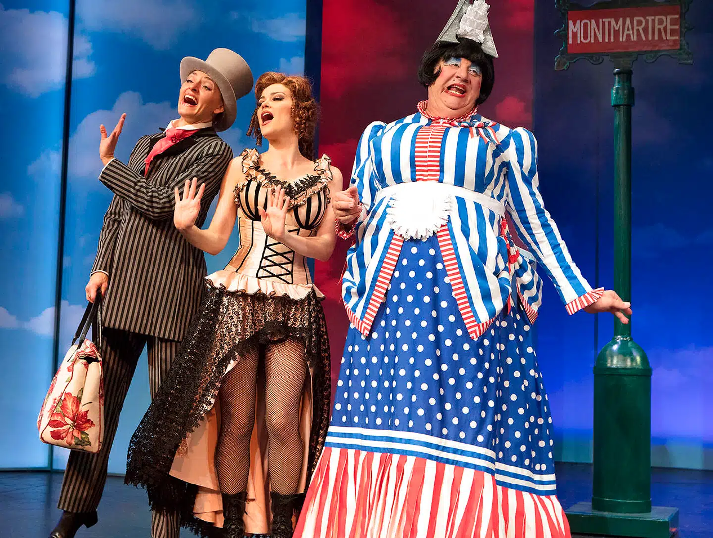 Katrine Falkenberg, Rikke Hvidbjerg og Andrew Jeffers for fuld udblæsning i »Fogg's Off!« – årets udgave af Crazy Christmas Cabaret i Tivoli.