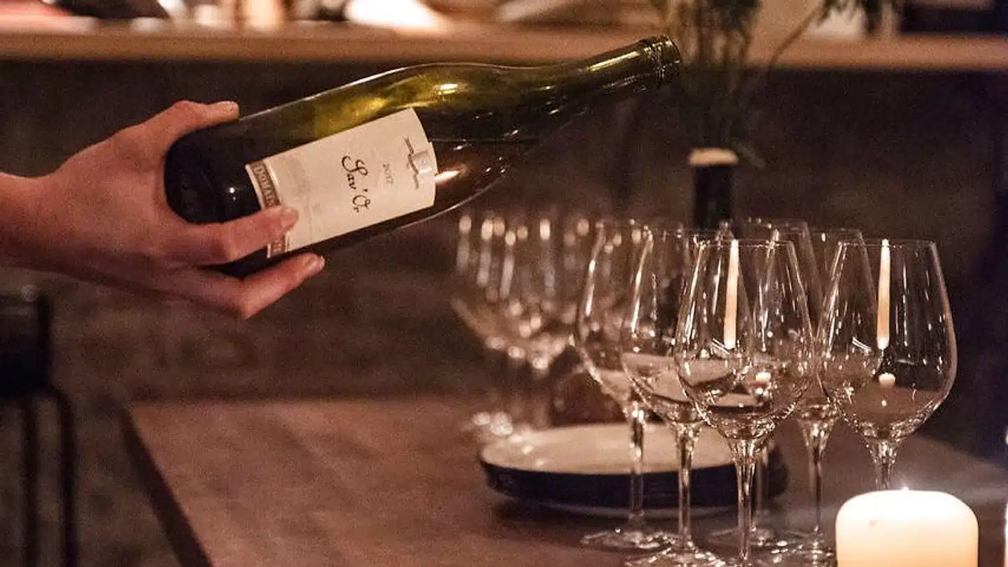 Orangevin skænkes på Den Vandrette.