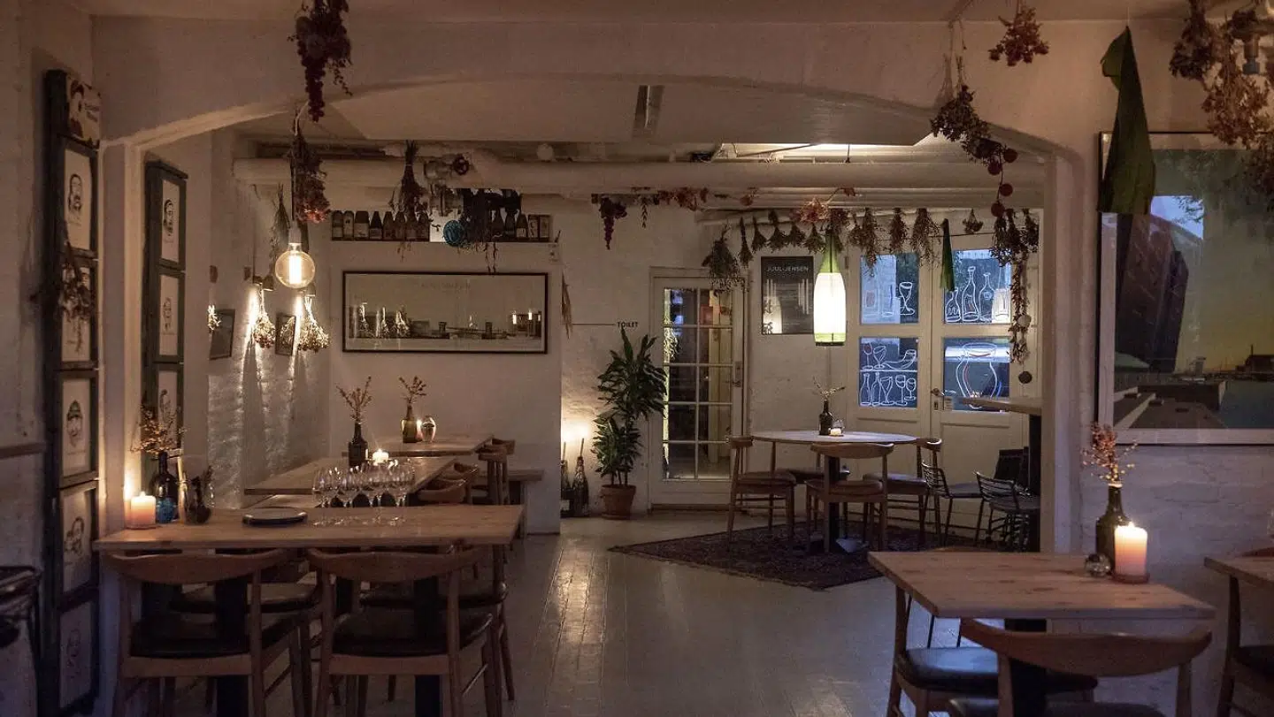 Hyggeligt kælderinteriør på den Den Vandrette.