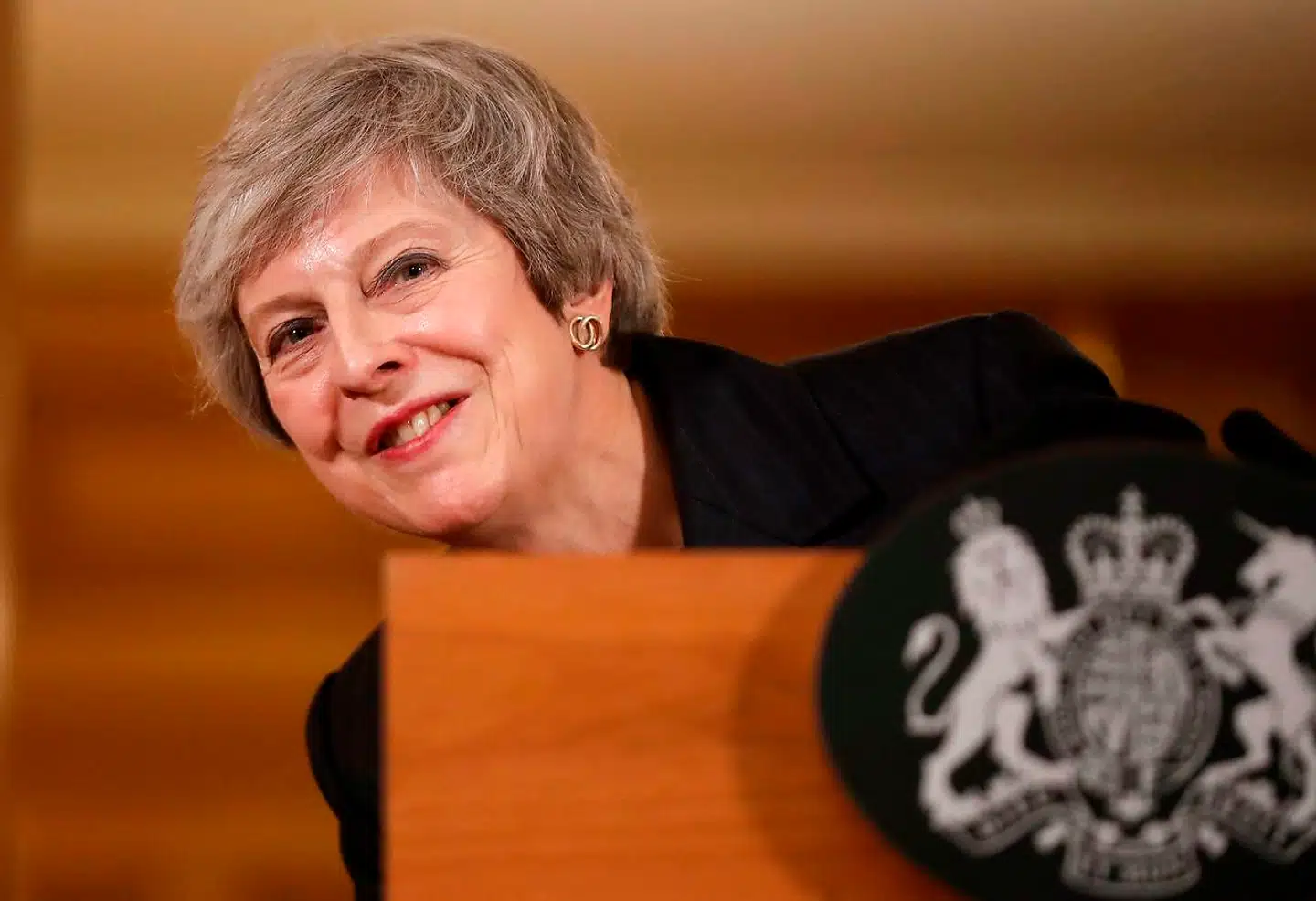 Den britiske premierminister Theresa May tog torsdag spørgsmål fra pressen om sit aftaleudkast til EU-exit. Mens ministre faldt fra, sværgede hun, at hun ville blive. (Photo by Matt Dunham / POOL / AFP)