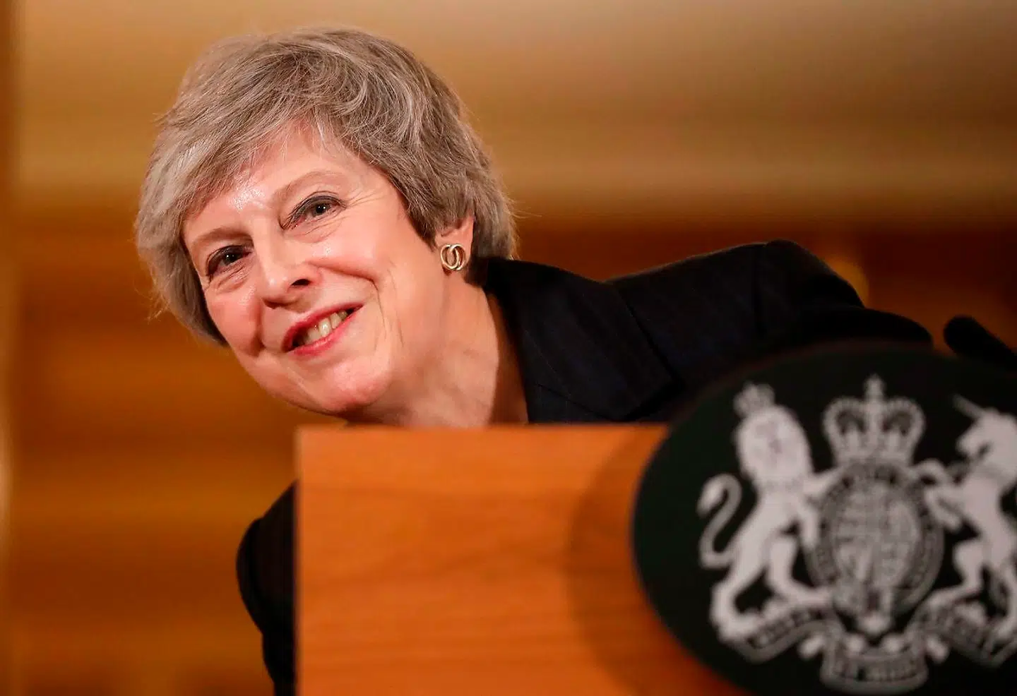 Den britiske premierminister Theresa May tog torsdag spørgsmål fra pressen om sit aftaleudkast til EU-exit. Mens ministre faldt fra, sværgede hun, at hun ville blive. (Photo by Matt Dunham / POOL / AFP)