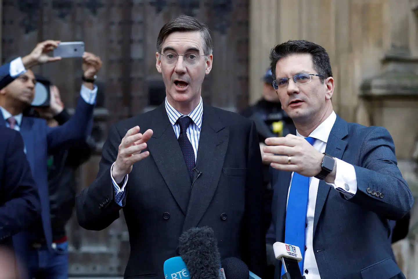To af de ledende oprørere, som vil fremtvinge et mistillidsvotum til Theresa May i den konservative gruppe – til venstre Jacob Rees-Mogg og til højre den tidligere juniorminister Steve Baker.