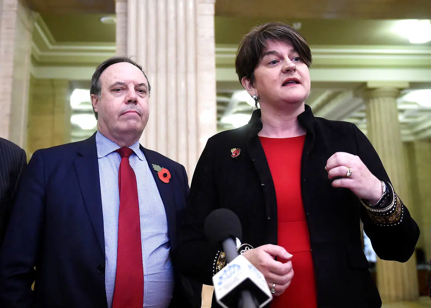 Theresa Mays regering bliver holdt i live af ti mandater fra det nordirske parti DUP – og partiets leder, Arlene Foster (t.h.), og viceformand, Nigel Dodds, vil ikke være med til Brexit-aftalen.