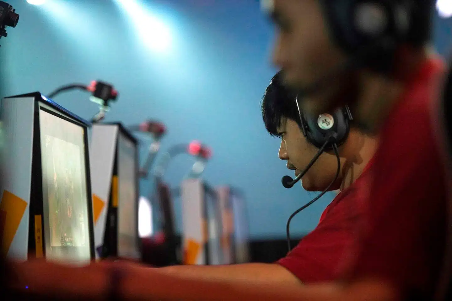 E-sporten har været i voldsom vækst de seneste år med gigantiske turneringer, enorme sponsorater, TV-transmissioner i bedste sendetid og løninger på niveau med professionelle fodboldspillere. Men ind er også sneget sig sportens mere mørke sider som matchfixing og snyd.