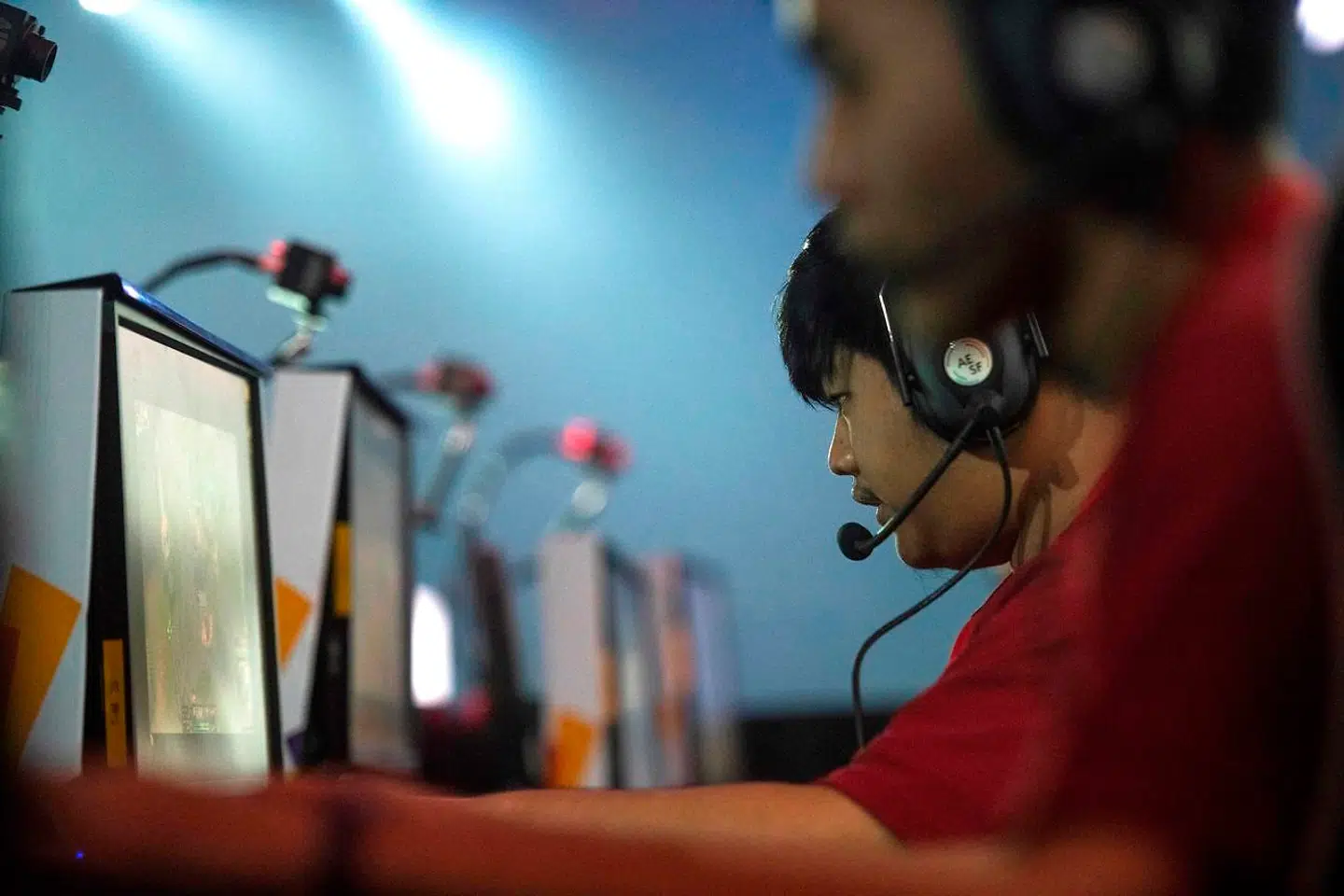 E-sporten har været i voldsom vækst de seneste år med gigantiske turneringer, enorme sponsorater, TV-transmissioner i bedste sendetid og løninger på niveau med professionelle fodboldspillere. Men ind er også sneget sig sportens mere mørke sider som matchfixing og snyd.