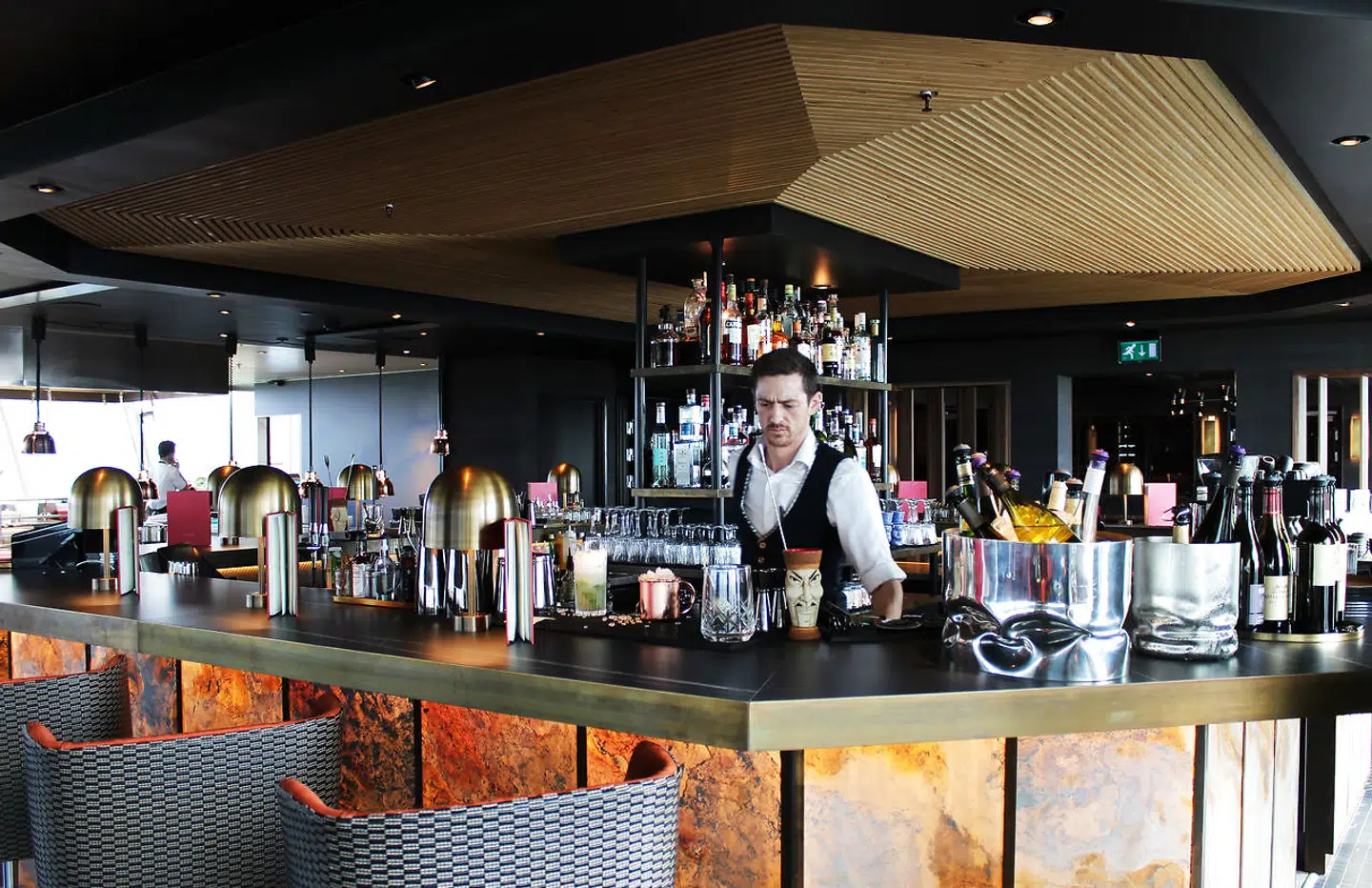 »Sukaiba er gennemdesignet ned til mindste detalje for at give den dér særlige internationale atmosfære et sted midt mellem noget stilfuldt japansk og en amerikansk natklub, romantikere uden problemer kunne forbinde med et liv på første (spion)klasse,« skriver Svend Rasmussen i sin anmeldelse.