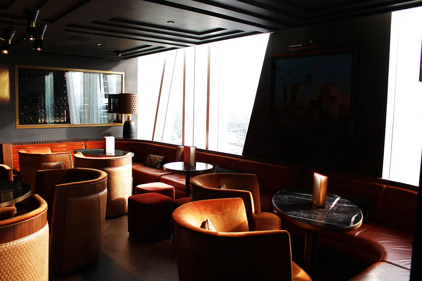 Sukaiba er gennemdesignet ned til mindste detalje for at give den dér særlige internationale atmosfære et sted midt mellem noget stilfuldt japansk og en amerikansk natklub, romantikere uden problemer kunne forbinde med et liv på første (spion)klasse.