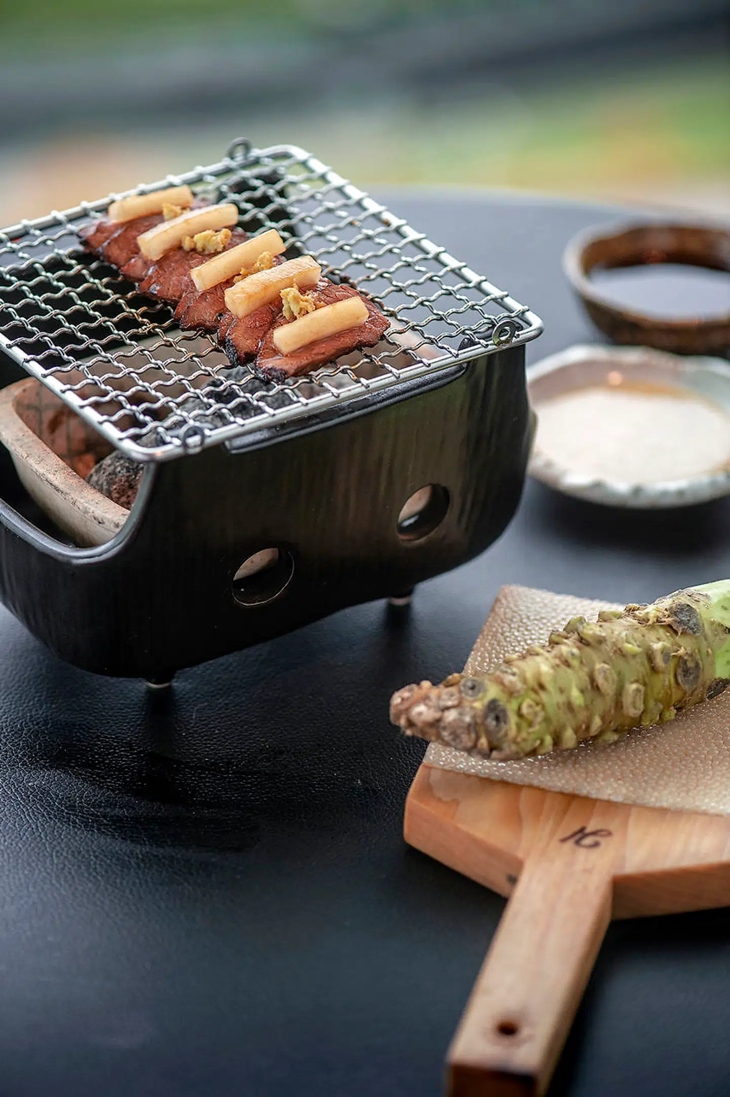 Oksekød tilberedt på robatagrill foran gæsten.