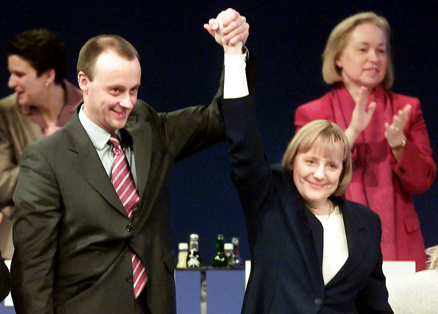 Friedrich Merz, der kandiderer til posten som CDU-formand, er kun et år yngre end Angela Merkel. Blandt andet modkandidaten, Jens Spahn, der er selv er 38, mener ikke, at det er udtryk for et generationsskifte. Den tredje kandidat til posten, Annegret Kramp-Karrenbauer er 56 år.