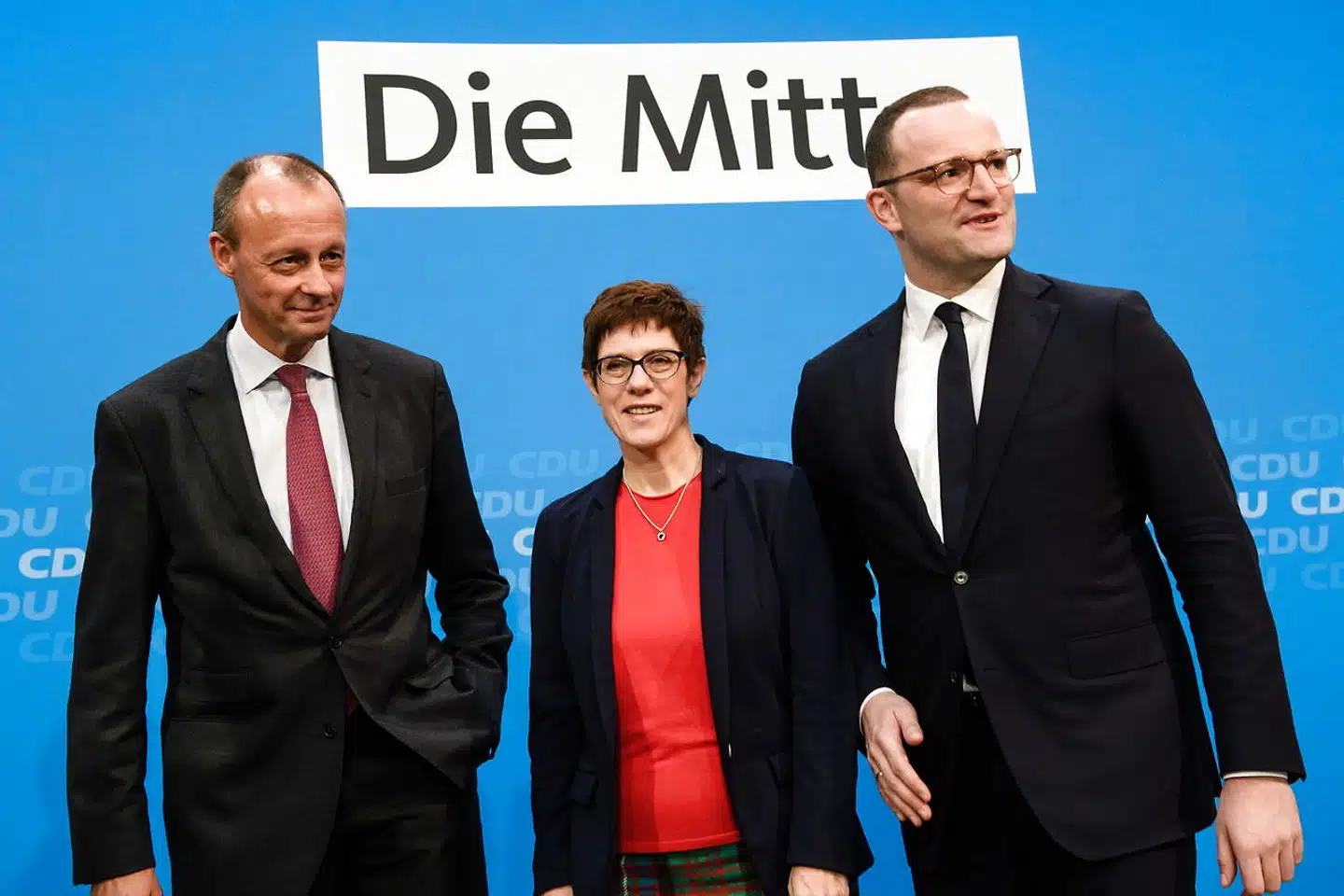 15. november skydes kampen om at blive CDU-formand for alvor igang. Her afholdes det første af otte regionsmøder, startende i Lübeck. hvor medlemmerne kan møde kandidaterne Friedrich Merz (t.v.), Annegret Kramp-Karrenbauer (midten) og Jens Spahn (t.h.)