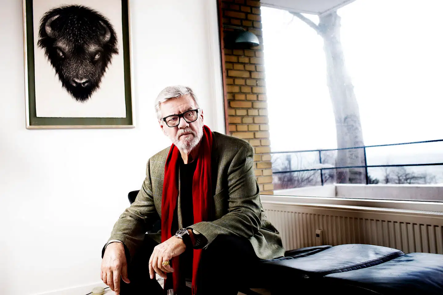 Morten Grunwald fotograferet i sit hjemmet Skovshoved, som han delte med hustruen Lily Weiding. Han havde en livslang interesse for moderne, figurativ kunst og lod tidens førende kunstnere skabe en lang række teaterplakater.