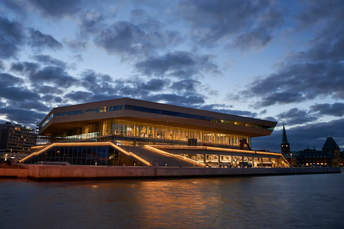 Dokk1 ligger lige ud til Aarhus Havn og tæt på byens centrum. Det er tegnet af arkitektfirmaet Schmidt Hammer Lassen Architects og blev indviet i 2015.