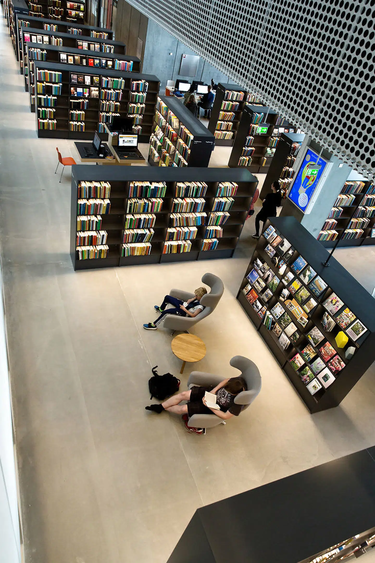 Dokk1 i Aarhus er både hovedbibliotek og Borgerservice. Siden biblioteket i 2015 flyttede fra Mølleparken i midtbyen til den nuværende placering ved Aarhus Havn, er det daglige besøgstal fordoblet til 3.600. Biblioteket rummer, som man kan se her på billedet, både et klassisk bibliotek og en række nye faciliteter som møderum, studierum, foredragssale og læsesal.