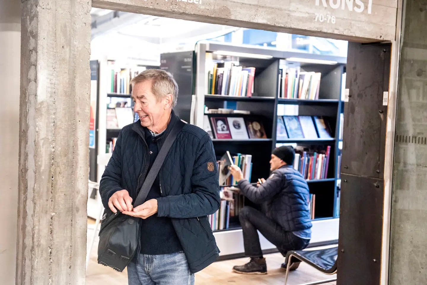 Lånere på biblioteket på Kulturværftet. »Vi skal hele tiden have fokus på vores kerneprodukt, litteratur og viden, og det kan sagtens eller endda med fordel kombineres med sociale arrangementer,« siger Søren Mørk Petersen, bibliotekschef i Helsingør Kommune.